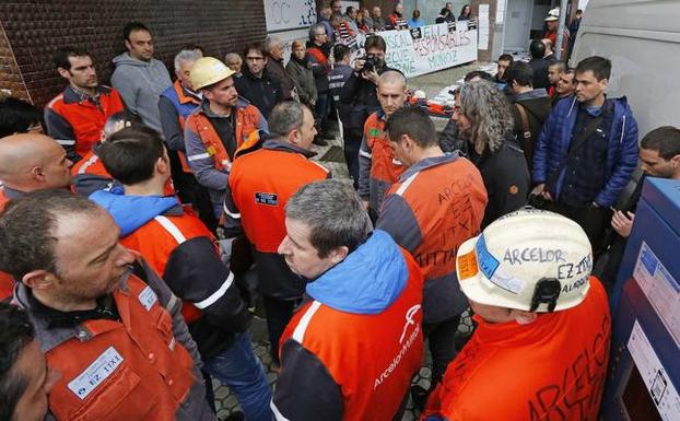 Protesta en ArcelorMittal de Zumarraga por el ERE en 2016.