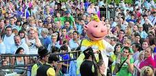 Jolín se intenta abrir paso entre la multitud que acompañó a las cuadrillas en su popular bajada hasta la Herriko Plaza.