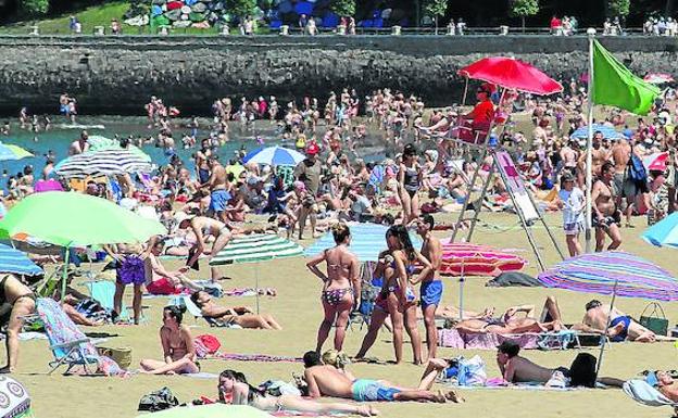 Los socorristas tuvieron que extremar ayer todas las precauciones para evitar sustos ante la avalancha de usuarios que recibió la playa de Ereaga, en Getxo.