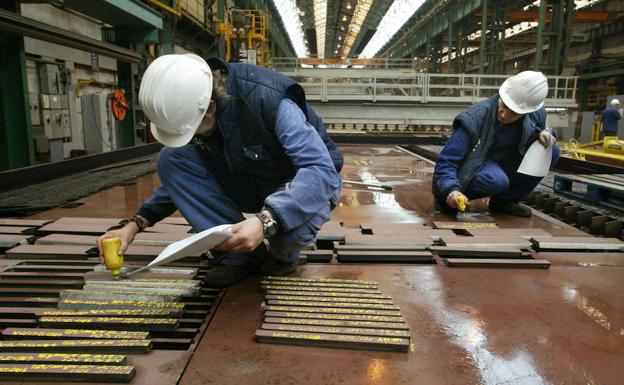 Operarios trabajando en la construccion de un gasero en los astilleros de Izar.
