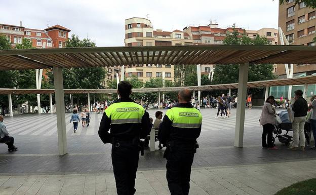 Dos policías municipales patrullan por Indautxu