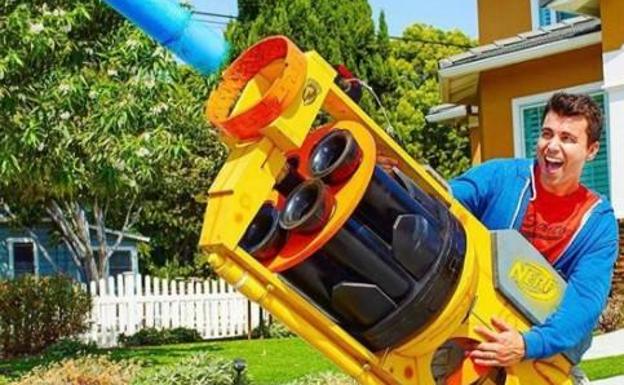 Mark Rober con uno de sus inventos.