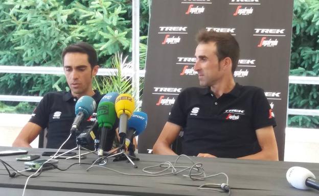 Alberto Contador y Haimar Zubeldia en la rueda de prensa en la que el guipuzcoano ha anunciado su retirada.