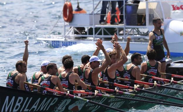 Remeros del Kaiku celebran el proclamarse Campeones de España de Traineras, en la regata celebrada en Castro.