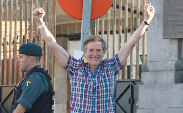 Rafa Díez Usabiaga, a la salida de la cárcel de El Dueso.
