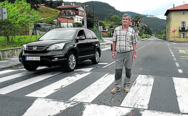 Mateo Lafragua pasa por uno de los badenes del tramo de Gordexola. «Aquí empieza el suplicio», asegura./luis ángel gómez