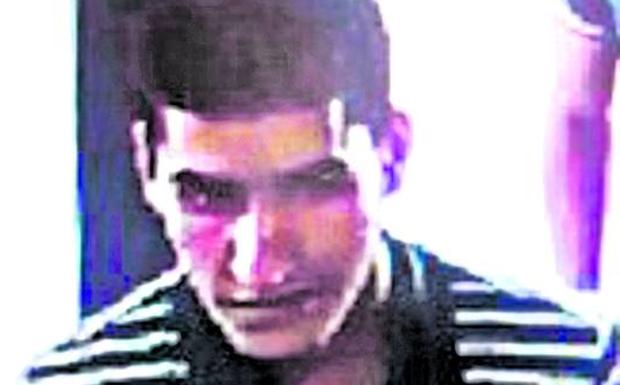Imagen de Younes Abouyaaqoub distribuída ayer por la Policía antes de que fuera abatido.