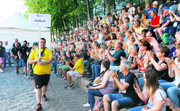 Los representantes de los clubes y las delegaciones desfilaron por Los Fueros.