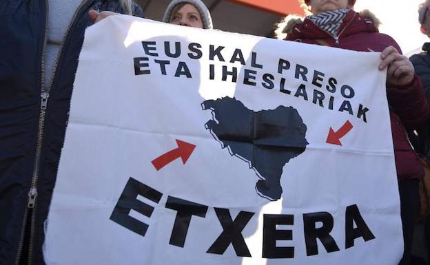 Foto de archivo de un cartel a favor del regreso a Euskadi de los presos de ETA.
