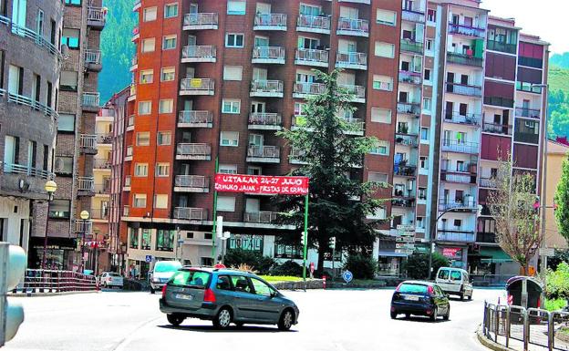 Kaltxango es el cruce principal de entrada y salida del municipio y soporta un intenso flujo de tráfico rodado a diario .