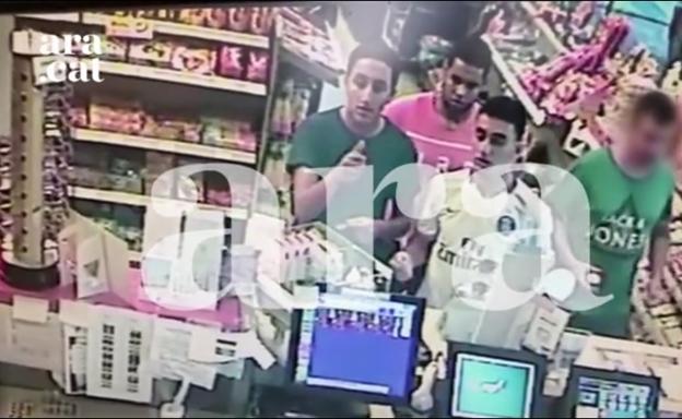 Imagen de los terroristas en la gasolinera.