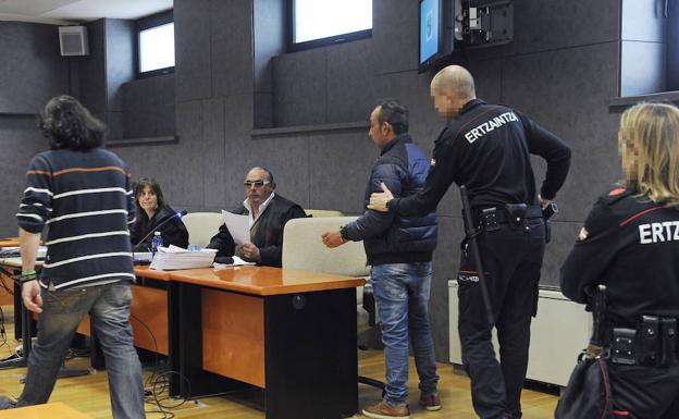 Juicio a Alberto J, acusado de asesinar a golpes a un expolicia nacional en Amorebieta.