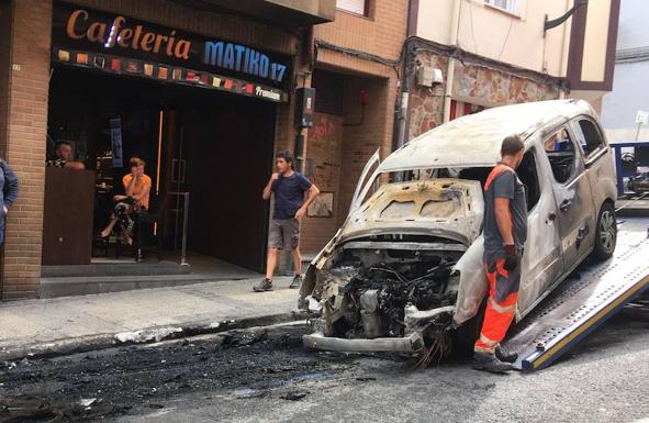 Imagen del coche calcinado en Matiko.