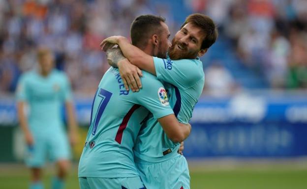 Leo Messi se abraza a Alcácer en Mendizorroza.