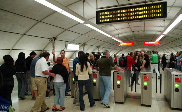 Usuarios del metro durante la Aste Nagusia.