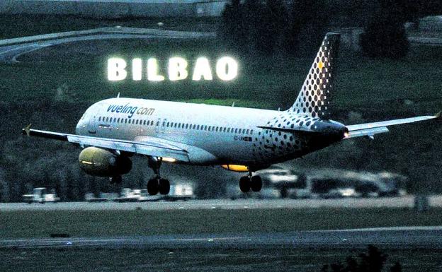 Un avión de Vueling despega del aeropuerto de Loiu, en plena noche.