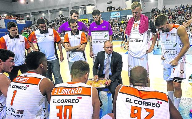 Los jugadores del Araberri atiende a Arturo Álvarez en un partido del curso pasado.