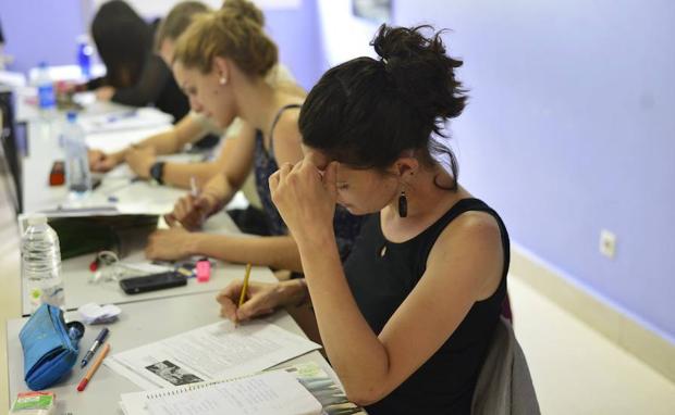 Informazioarekin zerikusirik ez duten ikasle batzuk euskara ikasten.