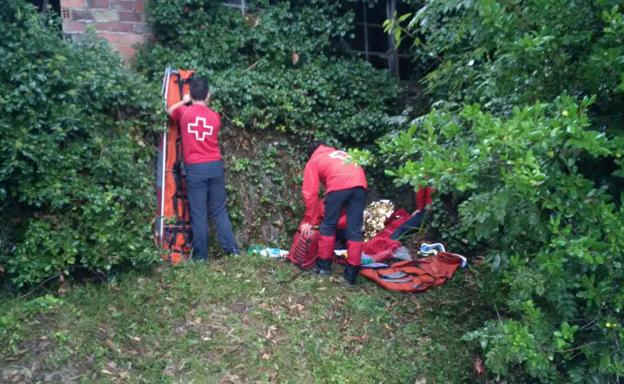 Los servicios de Cruz Roja Bizkaia atienden a la mujer.