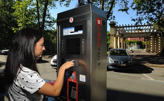Una usuaria saca el ticket de la OTA en Bilbao.