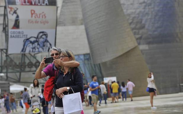 Unos visitantes, junto al Guggenheim.
