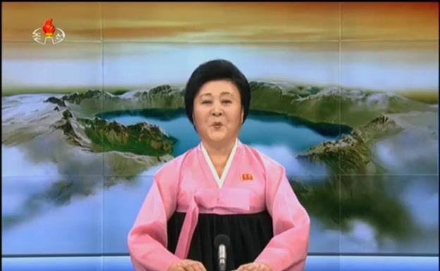 La veterana actriz norcoreana Ri Chun Hee -con el fondo de la montaña Paektu- en el anuncio de la primera explosión de una bomba H.