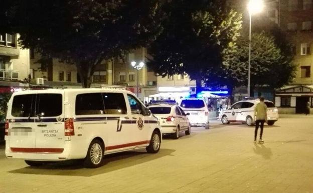 Coches de la Ertzaintza en el lugar de los hechos