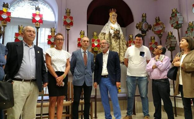 El presidente de la Cofradía, Benito Pobes, junto a las autoridades a las que se sumó el exalcalde Fernando Campo.