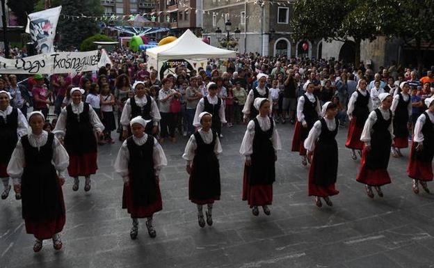 El arranque de las fiestas contó con un aurresku de honor.