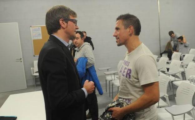 Urtaran, en una reunión en el centro cívico Salburua.