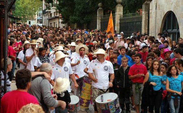 Descenso de cuadrillas por las calles de Elorrio durante las Ferixa Nausikoak.