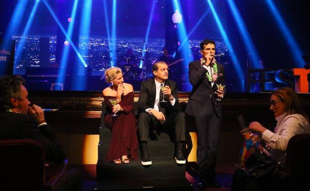 Anne Igartiburu, Ramón García y Luis Larrodera, durante la gala de clausura del FesTVal.