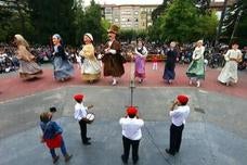Figuras de tamaños diversos ofrecieron sus bailes en el parque Antonio Machado./Avelino Gómez
