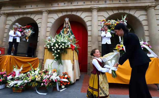 Los presentes florales se fueron acumulando junto a la imagen de la Virgen de Altamira.