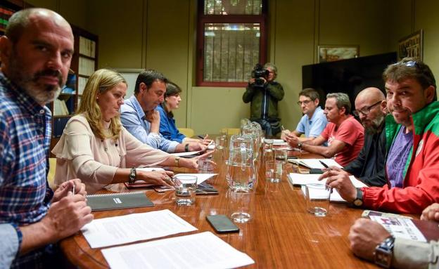 La reunión en Sestao entre el comité de empresa y los alcaldes./Yvonne Fernández