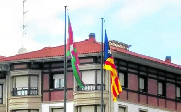 La ikurriña y la estelada.