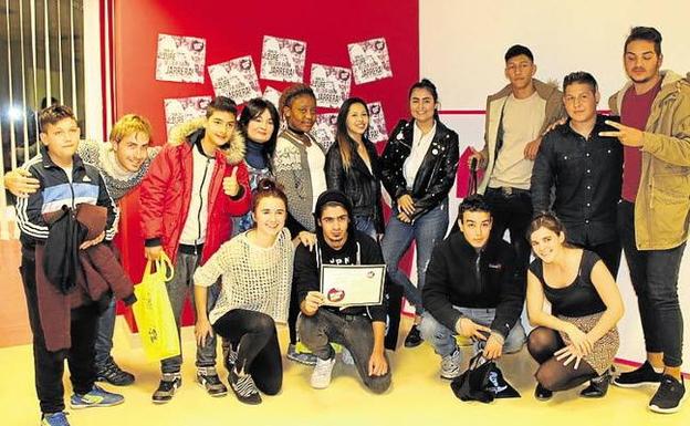 Jóvenes basauritarras que ganaron el pasado año el concurso local de Beldur Barik.