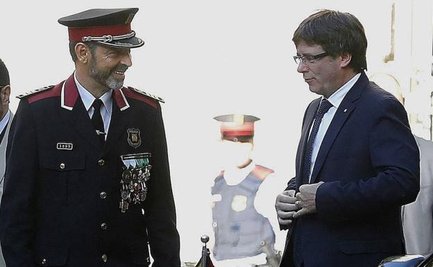 Josep Lluis Trapero, con el presidente de la Generalitat, Carles Puigdemont.