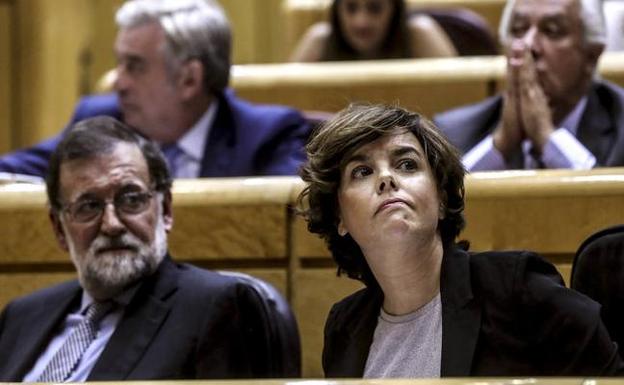 Soraya Sáenz de Santamaría y Mariano Rajoy, ayer en la sesión del control del Senado.