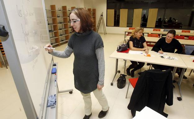Taller de idiomas en el centro cívico.