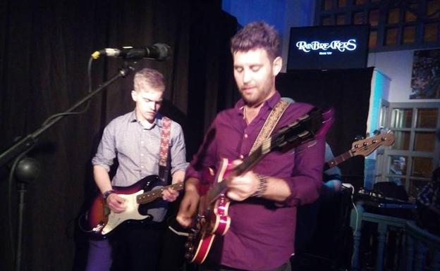 Charlie (guitarra solista) y Ben (rítmica y voz).