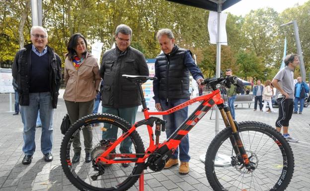 El alcalde, entre los socialistas Yolanda Díez y Alfonso Gil.