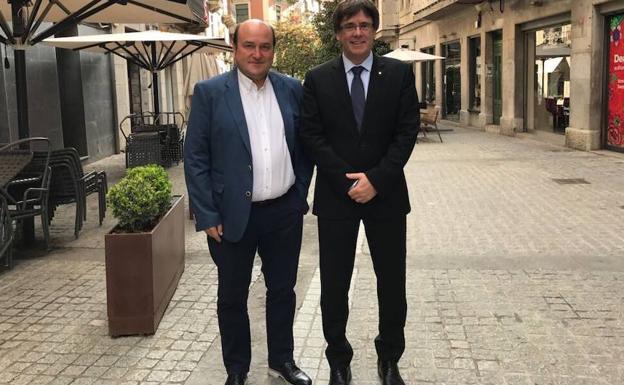 Ortuzar y Puigdemont posan juntos.