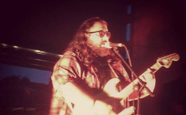 El Oso, Stratocaster, voz y barbas.