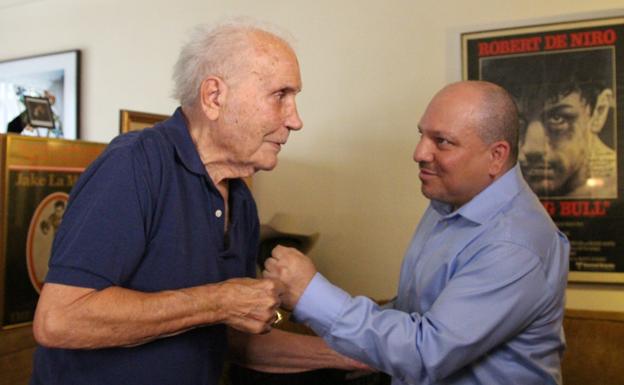 Jake LaMotta (i.), con el representante pugilístico Lorenzo Tartamella (d.)./