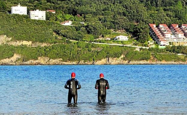 Dos bañistas se daban ayer un baño con trajes de neoprenmo en Laida a pesar de la alerta del Gobierno vasco.
