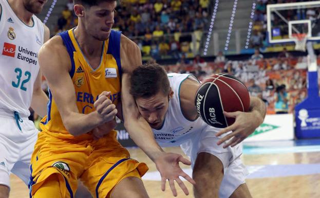 Fabien Causeur, defendido por Oriol Paulí./Efe