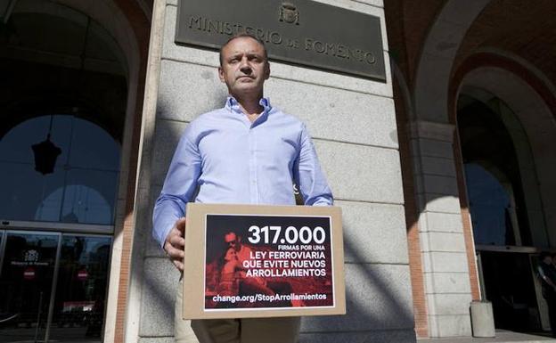 La familia recogió las firmas a través de la plataforma de internet Change.org. / ELVIRA MEGÍAS