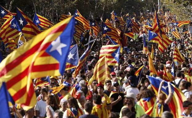 Esteladas ondean en la manifestación de la Diada 2017. /AFP