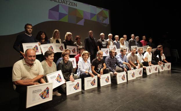 Representantes de las ikastolas posan con un diploma./MAIKA SALGUERO
